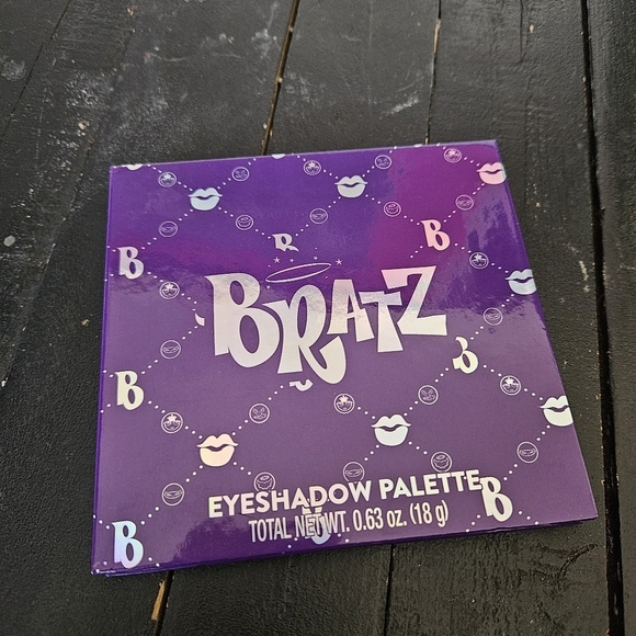Bratz NWT Eyeshadow Palette Eye Makeup Y2K Teens 90s Nostalgia - Picture 1 of 4